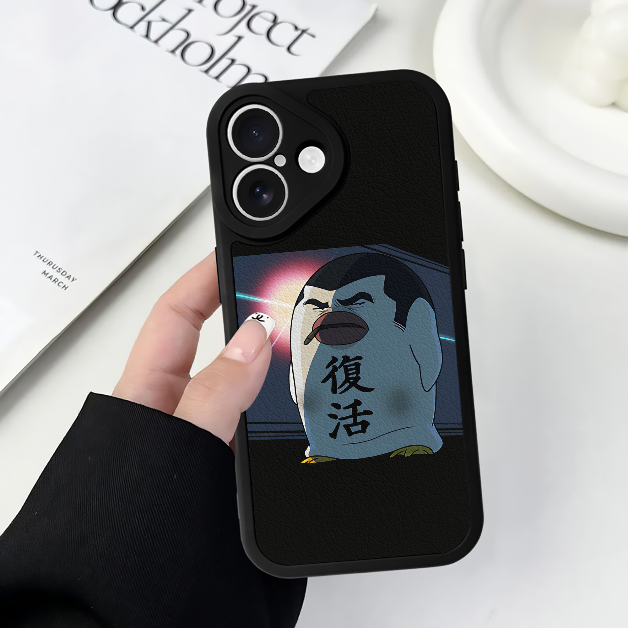 （画像用） ぎんたま 坂田銀時（さかたぎんとき） 神楽 志村新八（しむら しんぱち） GINTAMA Sakata Gintoki Kagura Shimura Shinpachi 【iPhone 16シリーズ対応】シリコンスマホケース（レザー調） 材質：シリコン